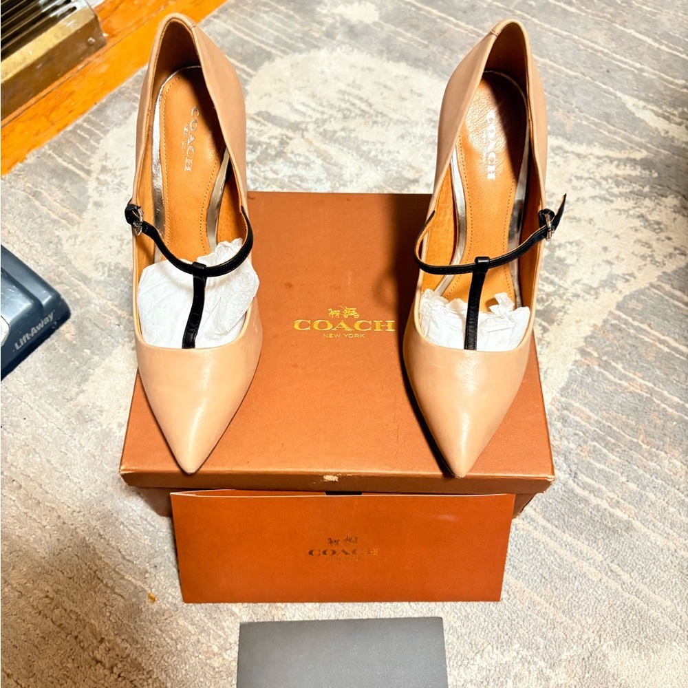 Coach Tan and Black Women's Heels - Picture 4 of 6